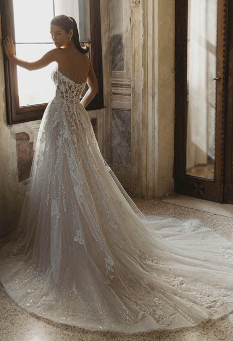 side view of PEN LIV Clementine wedding gown