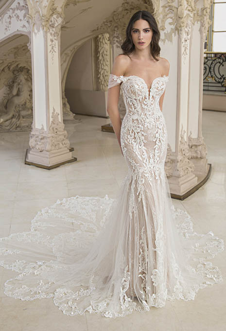front view of Élysée Cléopâtre wedding gown