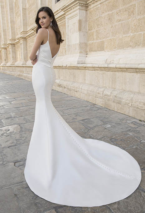side view of Élysée Etoile Marilyn wedding gown