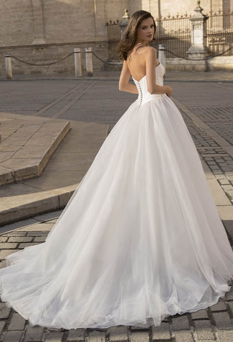 side view of Élysée Etoile Valentina wedding gown