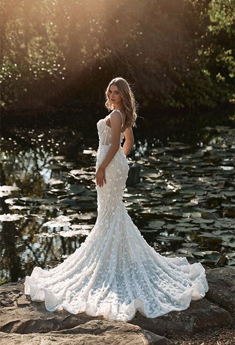 side view of Blanche Bridal Daisy