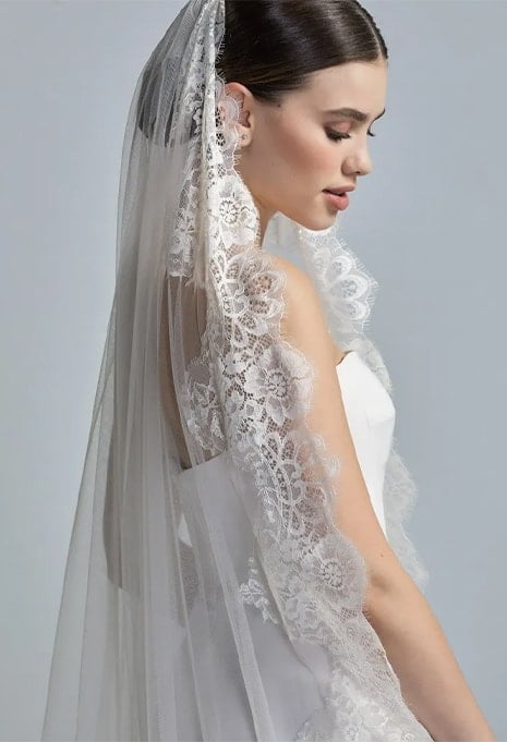 side view of Pronovias V-2033CC Veil