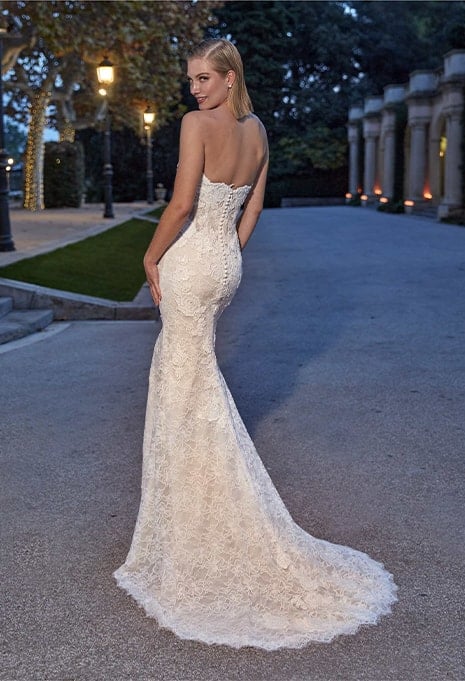 side view of Pronovias Geramy wedding gown