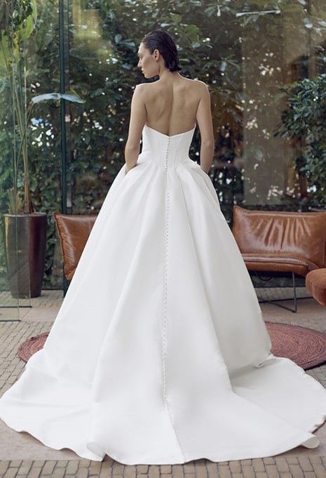 back view of Élysée Giovanna wedding gown