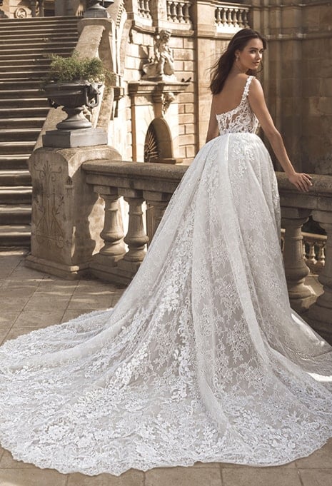 side view of ÉLYSÉE Privé Forina wedding gown
