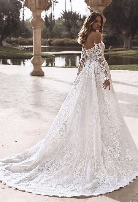 side view of Enzoani Vanessa wedding gown