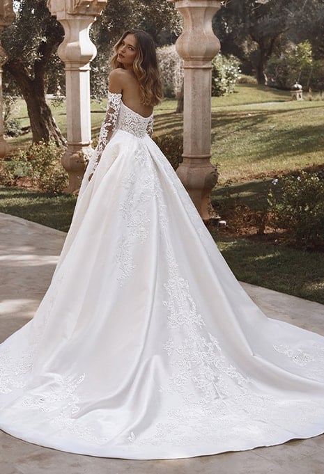 back view of Enzoani Velvet wedding gown