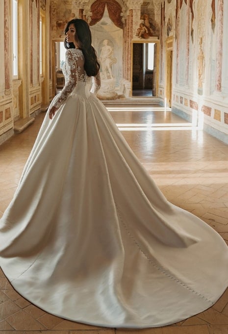 side view of PEN LIV Dakari wedding gown