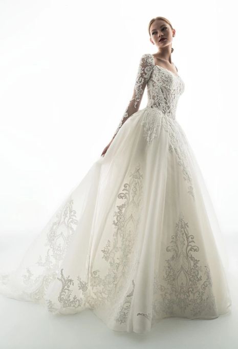 Model wearing the ÉLYSÉE Privé Garnissa gown from the side