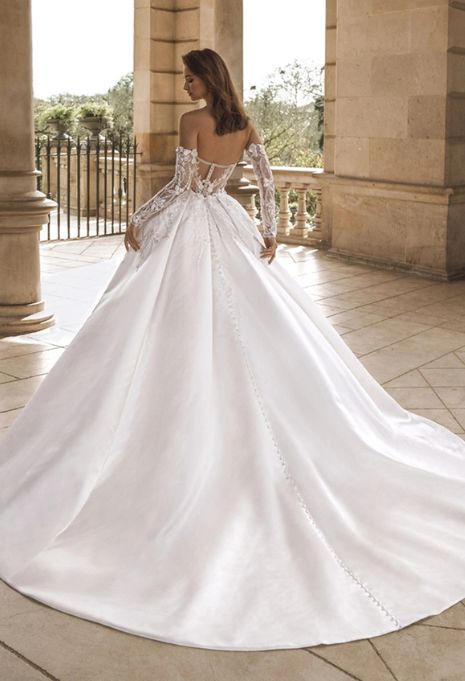 back view of ÉLYSÉE Privé Fantasia wedding gown